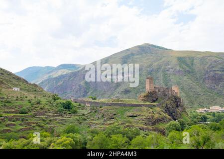 la splendida fortezza in rovina è visibile dalla strada Foto Stock