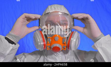 Scienziato virologo in respiratore. Movimento lento. Uomo primo piano guardare, indossare maschera medica di protezione. Concetto di sicurezza sanitaria N1H1 virus protezione coron Foto Stock