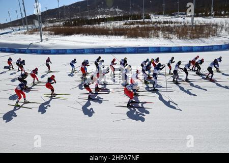 Zhangjiakou, Cina. 20th Feb 2022. Olimpiadi, sci nordico/sci di fondo, 30 km di partenza di massa freestyle, donne, al National Cross-Country Sci Center, il campo dei corridori è in arrivo. Credit: Daniel Karmann/dpa/Alamy Live News Foto Stock