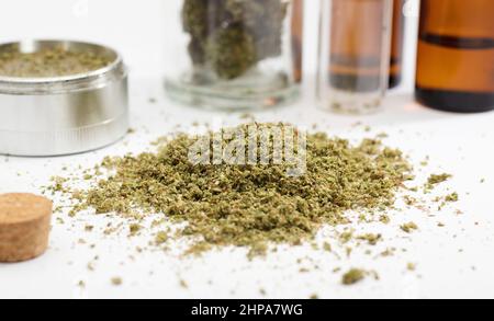 Germogli di marijuana con giunti di marijuana e olio di cannabis Foto Stock