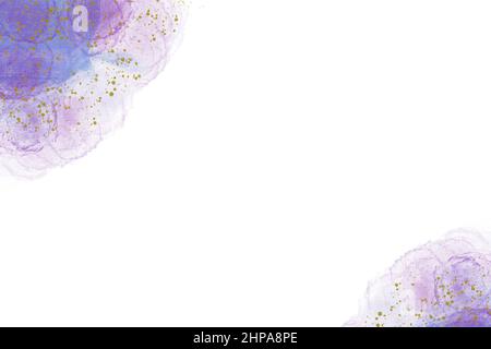 Spruzzi liquidi di viola e rosa scintillante con gocce d'oro metallico su sfondo bianco. Spazio di copia. Foto Stock