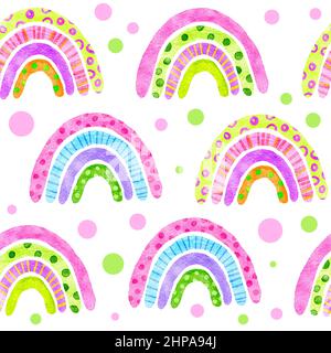Acquerello disegno a mano senza cuciture con arcobaleni colorati e sfondo a pois polka. Rosa blu verde colori per bambini tessile arredamento vivaio vestiti bambino Foto Stock
