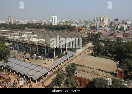 Dhaka, Bangladesh. 19th Feb 2022. La stazione ferroviaria di Kamalapur è la stazione centrale di Dhaka. È la stazione più grande del paese e il terminal più importante per il trasporto tra Dhaka e il resto del Bangladesh. E' anche uno degli edifici piu' moderni e suggestivi di Dhaka, progettato da Berger Consulting. Il processo di progettazione è iniziato sotto la direzione di Daniel Dunham, seguito da Robert Boughey. E 'stato aperto il 1st maggio 1968 (Foto di MD Manik/SOPA Images/Sipa USA) Credit: Sipa USA/Alamy Live News Foto Stock