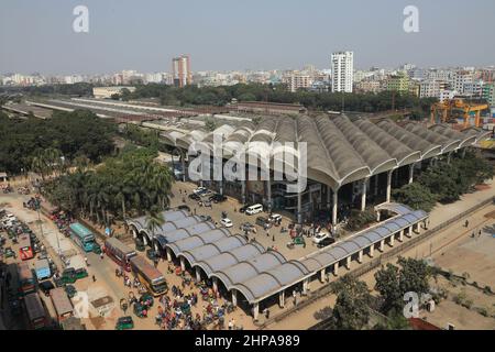 Dhaka, Bangladesh. 19th Feb 2022. La stazione ferroviaria di Kamalapur è la stazione centrale di Dhaka. È la stazione più grande del paese e il terminal più importante per il trasporto tra Dhaka e il resto del Bangladesh. E' anche uno degli edifici piu' moderni e suggestivi di Dhaka, progettato da Berger Consulting. Il processo di progettazione è iniziato sotto la direzione di Daniel Dunham, seguito da Robert Boughey. E 'stato aperto il 1st maggio 1968 (Foto di MD Manik/SOPA Images/Sipa USA) Credit: Sipa USA/Alamy Live News Foto Stock