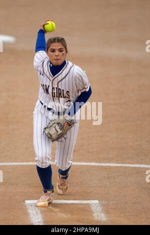 McNeese state Cowgirls Pitcher Ashley Vallejo (3) inizia contro Tulsa durante il torneo di softball McNeese state, sabato 12 febbraio 2022, a Lake Foto Stock