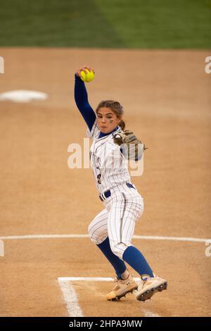 McNeese state Cowgirls Pitcher Ashley Vallejo (3) inizia contro Tulsa durante il torneo di softball McNeese state, sabato 12 febbraio 2022, a Lake Foto Stock