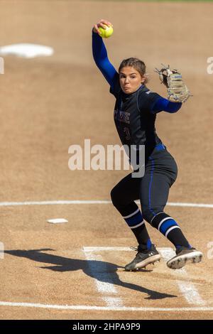 McNeese state Cowgirls Pitcher Ashley Vallejo (3) inizia contro North Texas Mean Green, domenica 13 febbraio 2022, a Lake Charles, Louisiana. (Kirk Mech Foto Stock