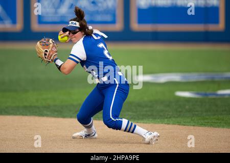 Tulsa Hurricanes infeelder Abby Jones (2) campi una palla e lancia a prima per un fuori contro UAB durante il McNeese state Softball Tournament, Satur Foto Stock