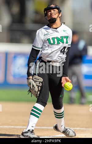 North Texas Mean Green Pitcher Ashley Peters (44) inizia contro McNeese state Cowgirls, domenica 13 febbraio 2022, a Lake Charles, Louisiana. (Kirk Mech Foto Stock