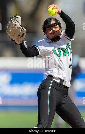 North Texas Mean Green Pitcher Ashley Peters (44) inizia contro McNeese state Cowgirls, domenica 13 febbraio 2022, a Lake Charles, Louisiana. (Kirk Mech Foto Stock