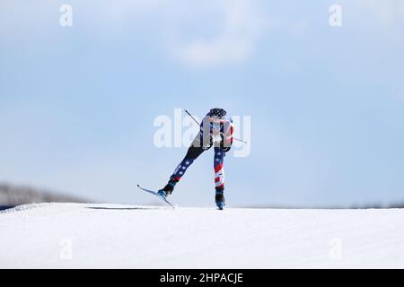 Zhangjiakou, Cina. 20th Feb 2022. Olimpiadi, sci nordico/di fondo, 30 km di partenza di massa freestyle, donne, al National Cross-Country Ski Centre, Jessie Diggins degli Stati Uniti in azione. Credit: Daniel Karmann/dpa/Alamy Live News Foto Stock