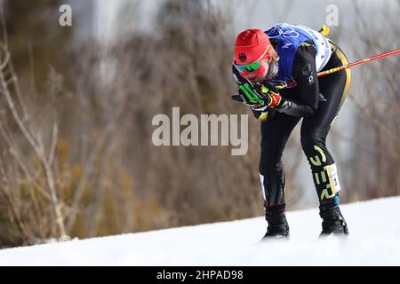 Zhangjiakou, Cina. 20th Feb 2022. Olimpiadi, sci nordico/di fondo, 30 km di partenza di massa freestyle, donne, al National Cross-Country Ski Centre, Victoria Carl di Germania in azione. Credit: Daniel Karmann/dpa/Alamy Live News Foto Stock