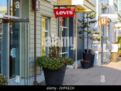 Vista sulla strada di fronte a un negozio di abbigliamento Levi's. Levis è un'azienda americana di abbigliamento. Foto Stock