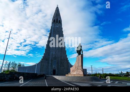 Vista del monumento Leif Erikson di fronte alla chiesa di Hallgrimskirkja a Reykjavik, Islanda. Leif Erikson è stato un esploratore norreno che è il primo a europeo Foto Stock