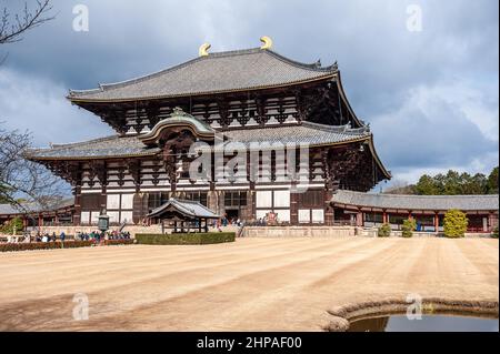 Nara, Giappone - 5 gennaio 2020. Esterno del Tempio Todai-ji a Nara. Questo tempio è famoso per la sua statua gigante di Buddha e una popolare destinazione turistica. Foto Stock