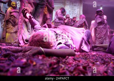 Le donne vedove indiane celebrano il festival Holi in una casa di vecchiaia per le donne vedove a Vrindavan, India nel 2015. Foto Stock