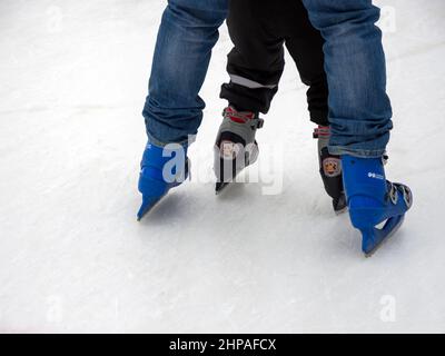 Tula, Russia - 3 gennaio 2021: Un adulto insegna un bambino a pattinare Foto Stock