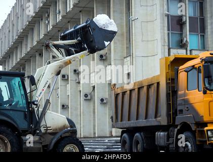 Tula, Russia - 3 gennaio 2021: Caricamento della neve in un dumper da rimuovere Foto Stock