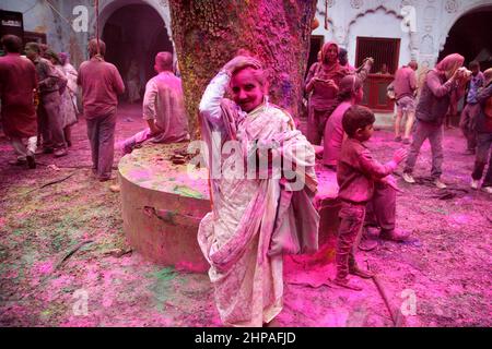 Le donne vedove indiane celebrano il festival Holi in una casa di vecchiaia per le donne vedove a Vrindavan, India nel 2015. Foto Stock