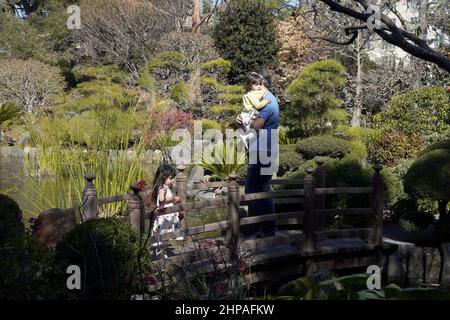 San Francisco, Stati Uniti. 19th Feb 2022. La gente gode di uno scenario primaverile in un giardino a San Mateo, California, Stati Uniti, 19 febbraio 2022. Credit: WU Xiaoling/Xinhua/Alamy Live News Foto Stock