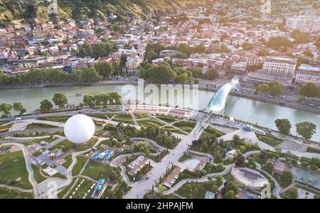 Ponte libertà nella città di Tbilisi vista aerea drone in giorno di sole Foto Stock