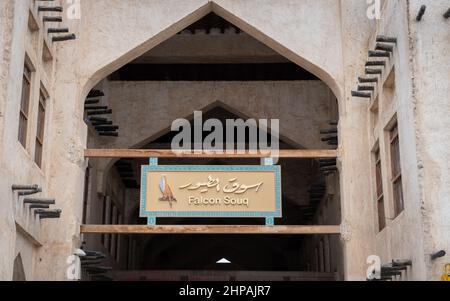 Doha, Qatar - Gennaio 15th 2022: Falcon Souq segno nella città vecchia di Souq Waqif, Doha, Qatar Foto Stock