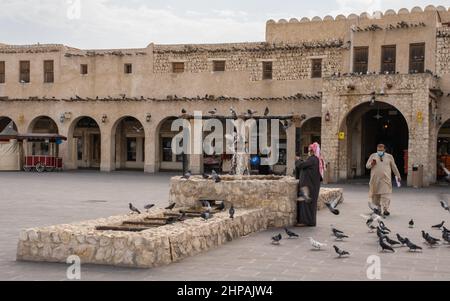 Doha, Qatar - Gennaio 15th 2022: Il vecchio pozzo nella città vecchia di Souq Waqif a Doha, Qatar Foto Stock