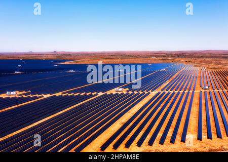 Collina rotto fattoria solare su pianure infinite di terra rossa Outback dell'Australia - paesaggio industriale aereo. Foto Stock