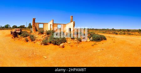 Rovine di vecchia casa di mattoni su iarde della città fantasma Silverton in Outback Australia vicino collina rotta. Foto Stock