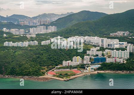 Antenna della Hong Kong University of Science and Technology, gli alti sviluppi residenziali di Kowloon, e Hong Kong Island in retro, 2008 Foto Stock