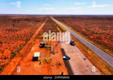 Sosta nella zona di riposo a Dolo Hill sull'autostrada Barrier nell'entroterra australiano di Broken Hill - paesaggio aereo. Foto Stock