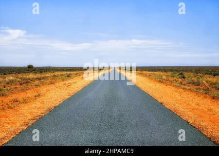 Singola corsia sigillato Bitumen Marma box creed strada in Outback of Australia da Balranald al lago Mungo. Foto Stock