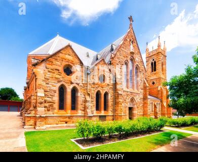 Alta e massiccia cattedrale cattolica storica in Wagga Wagga, città rurale dell'entroterra australiano, in una giornata di sole nel parco locale. Foto Stock