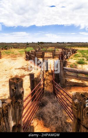 Sheep yard vicino alla storica vecchia capanna di lana nel lago Mungo di remoto entroterra australiano. Foto Stock