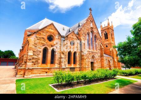 Storica cattedrale cattolica a Wagga Wagga, città rurale dell'entroterra australiano, in una giornata di sole nel parco locale. Foto Stock