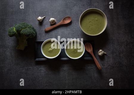 Ingrediente alimentare sano zuppa fresca di broccoli servita su sfondo scuro. Foto Stock