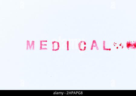 Timbro di gomma di inchiostro di colore rosso in parola medico su sfondo di carta bianca Foto Stock
