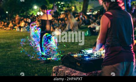 Brisbane, Queensland, Australia - DJ che suona al festival del twirling del fuoco nel West End Foto Stock