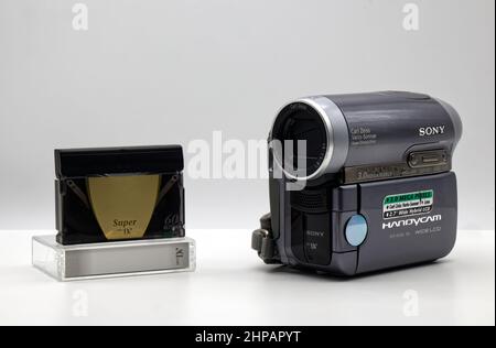 Bologna - 20 Febbraio 2022: Sony Handycam DCR-HC90E con mini cassetta DV. Vintage Technology isolato su sfondo bianco Foto Stock