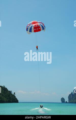 Parasailor e barca Foto Stock