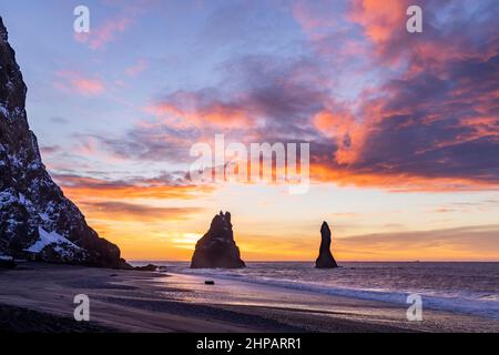 Spettacolare alba sulla spiaggia di sabbia nera di Reynisfjara, vicino al villaggio di Vík i Myrdal, Islanda sud-orientale Foto Stock