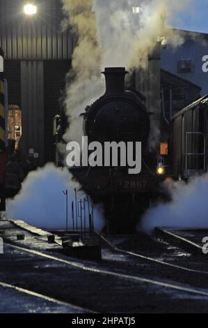 Ex GWR Steam loco 2857 in partenza dal capannone motore Bridgnord, Severn Valley Railway Foto Stock