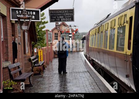 Gli appassionati di ferrovie fotografano un treno storico che lascia la stazione di Bewdley, Severn Valley Railway, Worcestershire, Regno Unito Foto Stock