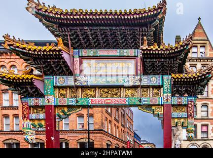 L'arco/cancello di Chinatown decorato con draghi e feonixes che possono essere visti su Faulkner Street, Manchester, Inghilterra, Regno Unito Foto Stock
