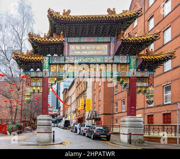 L'arco/cancello di Chinatown decorato con draghi e fagiani può essere visto su Faulkner Street, Manchester, Inghilterra, Regno Unito Foto Stock