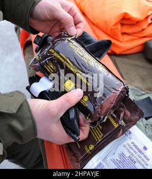Kit di pronto soccorso per soldati posti su un tavolo durante l'addestramento militare. Foto Stock