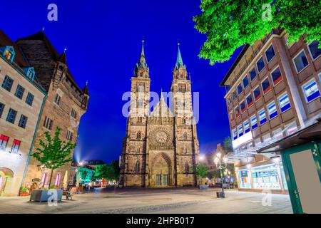 Norimberga, Germania. Chiesa medievale di San Lorenzo (Lorenzkirche) nel centro storico. Foto Stock