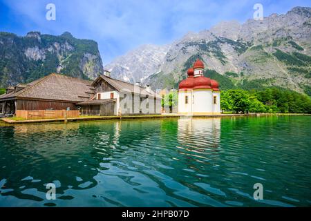 Schonau am Konigsee, Germania. Lago di Konigssee in Berchtesgadener Land. Chiesa di San Bartolomeo (Bartoloma) e montagna Watzmann. Foto Stock