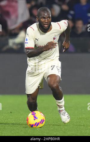 Salerno, Italia. 19th Feb 2022. Franck Kessie ( AC Milan ) in azione la Serie A tra noi. Salernitana 1919 - AC Milan e allo Stadio Arechi Punteggio finale:2-2 (Credit Image: © Agostino Gemito/Pacific Press via ZUMA Press Wire) Foto Stock