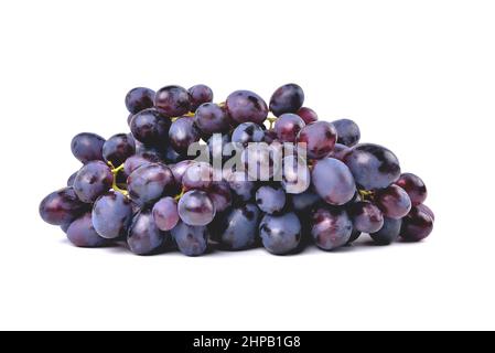 uve su sfondo bianco, grappoli di uve di varietà e colori diversi, primo piano selettivo Foto Stock